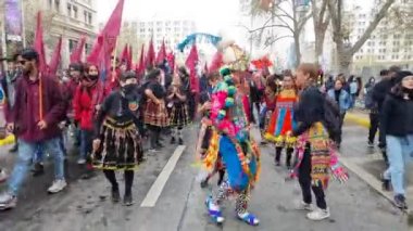 SANTIAGO, ŞİLİ - 4 Eylül 2022: askeri diktatörlükteki zorla kaybolmalar için gösteri. Yüksek kaliteli FullHD görüntüler