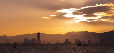 Şehrin güzel günbatımı manzarası.