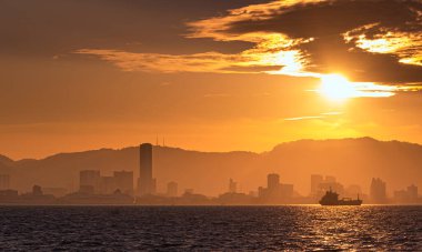 Denizin üzerinde güzel bir gün batımı