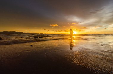 Sahilde güzel bir gün batımı