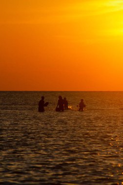 Sahilde bir adamın silueti.