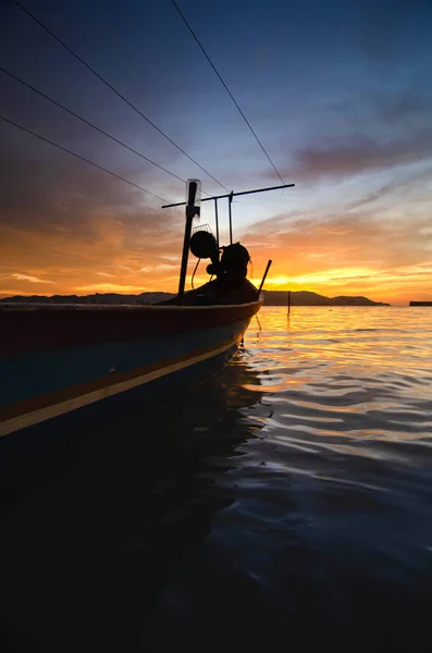 Silueta Hombre Barco Playa — Foto de Stock