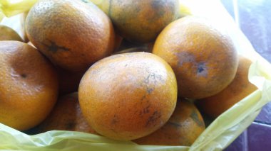 Arkaplan olarak turuncu meyve demetinin tanecikli ve bulanık resmi sarı deri meyvesi kullanılabilir.