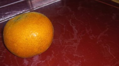 Arkaplan olarak turuncu meyve demetinin tanecikli ve bulanık resmi sarı deri meyvesi kullanılabilir.