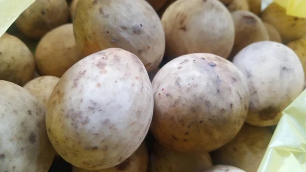 Ziarnisty Niewyraźny Obraz Brązowego Owocu Kulkowego Zwanego Lansium Domesticum Lub — Zdjęcie stockowe