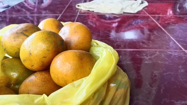黄果周围橙子束的肉眼模糊的图像可作为背景 — 图库照片