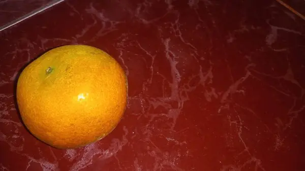 背景にはオレンジの果房の粒状でぼやけた写真が使えます — ストック写真