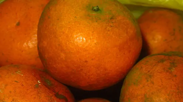 Ziarnisty Niewyraźny Obraz Pomarańczowego Owocu Pęczek Pomarańczy Okrągły Żółty Owoc — Zdjęcie stockowe