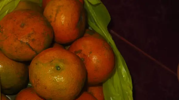 Ziarnisty Niewyraźny Obraz Pomarańczowego Owocu Pęczek Pomarańczy Okrągły Żółty Owoc — Zdjęcie stockowe
