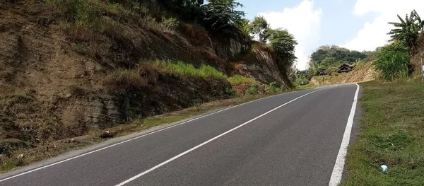 Flexible Pavement Uphill Road Splits Hill White Sky Cliff — Fotografia de Stock