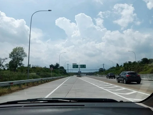자카르타 인도네시아 2022 숲으로 하늘을 배경으로 차량의 고속도로 — 스톡 사진