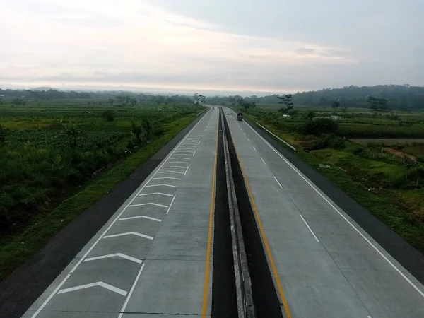 Estrada Com Céu Branco Estrada Concreto Meio Terra Fazenda Nublado — Fotografia de Stock