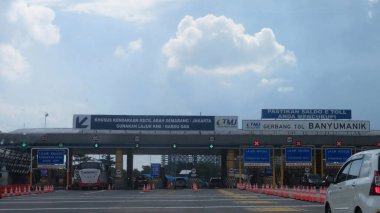 Banyumanik, merkez java, Endonezya, Mayıs 12022: Banyumanik 'in otoban kapısının tepesindeki bulanık ve bulanık gökyüzü resmi Ramazan bayramında Mudik di gerbang tol Banyumanik olarak adlandırıldı.