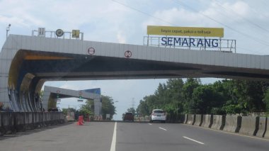Semarang, Central Java, Endonezya, Mayıs 12022: Eski Semarang 'ın otoban kapısındaki bulutlu gökyüzünün bulanık ve bulanık resmi. Ramazan tatilinde Semarang' a Mudik di gerbang tol Semarang denirdi.