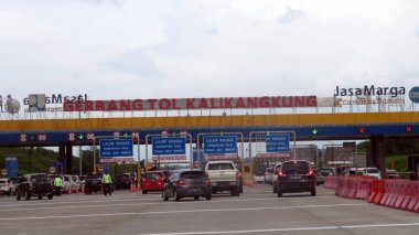 Kalikangkung, merkez java, Endonezya, Mayıs 12022: Ramazan ayında Kalikangkung 'un otoban kapısının tepesinde bulutlu ve bulanık bir resim.