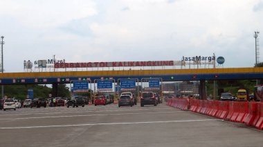 Kalikangkung, merkez java, Endonezya, Mayıs 12022: Ramazan ayında Kalikangkung 'un otoban kapısının tepesinde bulutlu ve bulanık bir resim.