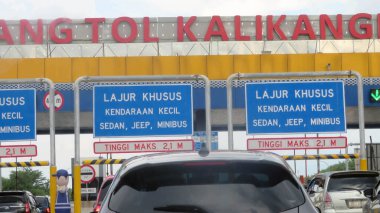 Kalikangkung, merkez java, Endonezya, Mayıs 12022: Ramazan ayında Kalikangkung 'un otoban kapısının tepesindeki bulanık ve bulanık gökyüzü resmi.