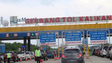 Kalikangkung, merkez java, Endonezya, Mayıs 12022: Ramazan ayında Kalikangkung 'un otoban kapısının tepesinde bulanık ve bulanık bir gökyüzü resmi.