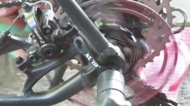 Boyolali, Endonezya 17 Mart 2022: hızlı dönen disk frenleri içeren bisiklet arka tekerleği