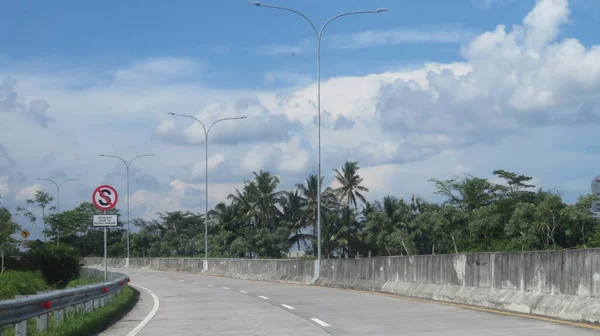 Quadro Embaçado Estrada Concreto Pavimento Rígido Com Céu Azul Claro — Fotografia de Stock