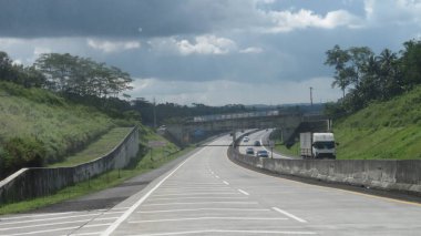 Katı beton yolun bulanık resmi berrak mavi gökyüzü ve biraz bulutlu.