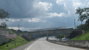 Katı beton yolun bulanık resmi berrak mavi gökyüzü ve biraz bulutlu.