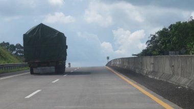 Katı beton yolun bulanık resmi berrak mavi gökyüzü ve biraz bulutlu.