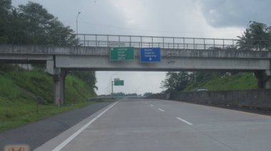 Katı beton yolun bulanık resmi berrak mavi gökyüzü ve biraz bulutlu.