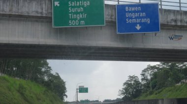 Katı beton yolun bulanık resmi berrak mavi gökyüzü ve biraz bulutlu.