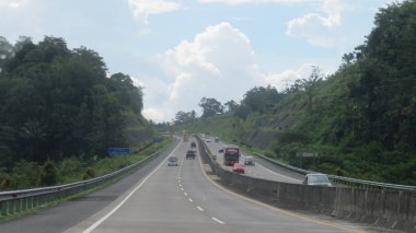 Katı beton yolun bulanık resmi berrak mavi gökyüzü ve biraz bulutlu.