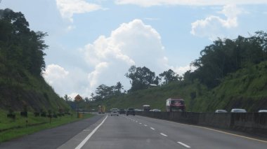 Katı beton yolun bulanık resmi berrak mavi gökyüzü ve biraz bulutlu.