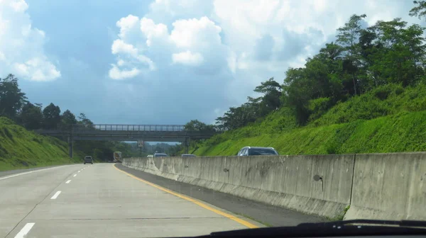 Quadro Embaçado Estrada Concreto Pavimento Rígido Com Céu Azul Claro — Fotografia de Stock