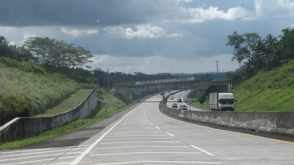 Katı beton yolun bulanık resmi berrak mavi gökyüzü ve biraz bulutlu.