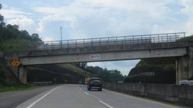 Katı beton yolun bulanık resmi berrak mavi gökyüzü ve biraz bulutlu.