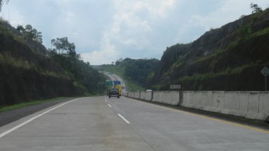 Katı beton yolun bulanık resmi berrak mavi gökyüzü ve biraz bulutlu.