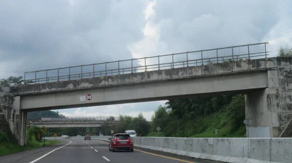 Verschwommenes Bild Von Starrem Pflaster Betonstraße Mit Klarem Blauen Himmel — Stockfoto