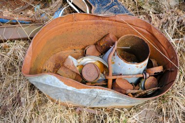 Geri dönüşüm sahasında hurda metal atığı.