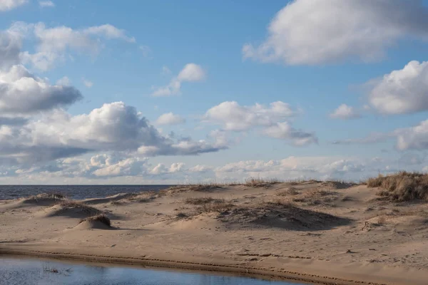 Baltık Denizi Nin Kumsalı Mavi Suyu Gökyüzü Hüzünlü Letonya — Stok fotoğraf