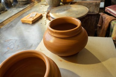 Kil zanaat çanak çömlek stüdyo ahşap masa geleneksel çömlekçi iş sıcak renk