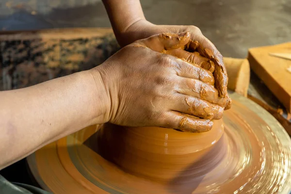 Händerna Krukmakare Jobbet Potter Gör Keramiska Mugg Keramik Hjulet — Stockfoto