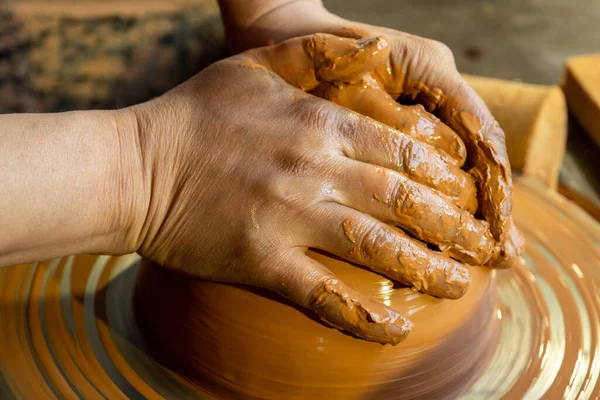 Händerna Krukmakare Jobbet Potter Gör Keramiska Mugg Keramik Hjulet — Stockfoto