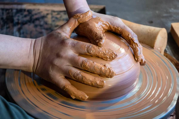 Händerna Krukmakare Jobbet Potter Gör Keramiska Mugg Keramik Hjulet — Stockfoto