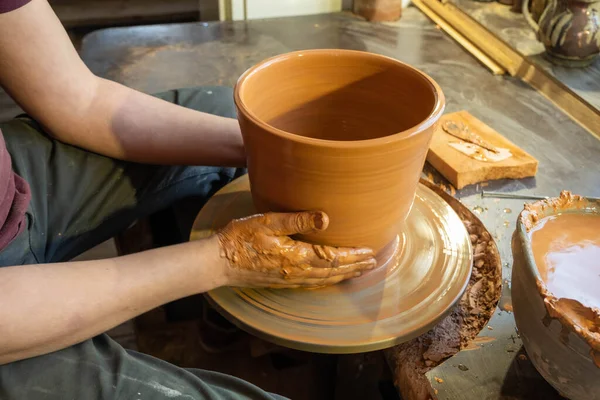 陶工的手 在圆周上制造一个陶罐 — 图库照片