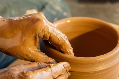 Potters eller toprak potters tekerlek üzerinde oluşturursunuz. Doğal malzemeler, el yapımı ve yaratıcılık kavramı