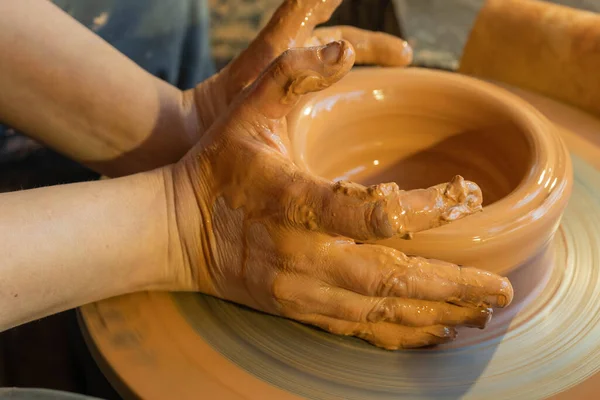 Potters Händer Skapar Lergods Keramiker Hjul Begreppet Naturmaterial Handgjorda Och — Stockfoto