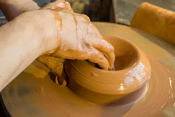 Närbild Manliga Händer Som Arbetar Keramik Hjul För Att Göra — Stockfoto