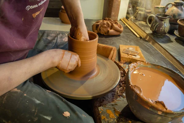 Maître Potier Dans Vieil Atelier Artisanat Forme Professionnellement Pot Argile — Photo