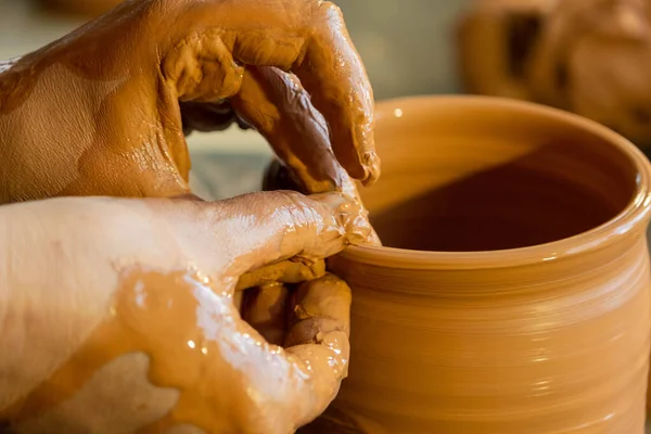 Närbild Krukmakarens Händer Med Produkten Ett Keramikhjul — Stockfoto