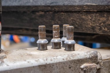 Dört teker cıvatasını vidalayın..