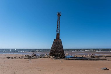 Rigas Körfezi, Baltık Denizi, Letonya, hava manzaralı Kurmrags Deniz fenerinin eski kalıntıları.